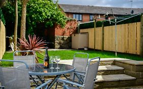 Free Parking - Heart Of The City - Superb Townhouse & Garden - Peaceful Area But Only 5Min Walk To Beach, Shops, Bars, Arena, Marina, Parks